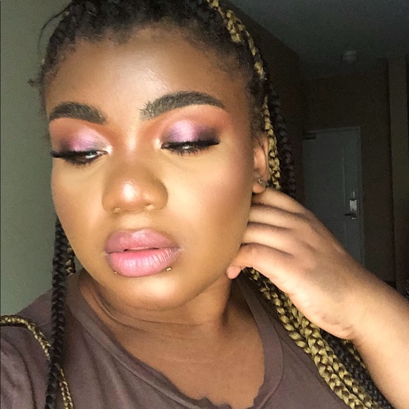 Meet your Posher, Zoe - Picture 2 of 3